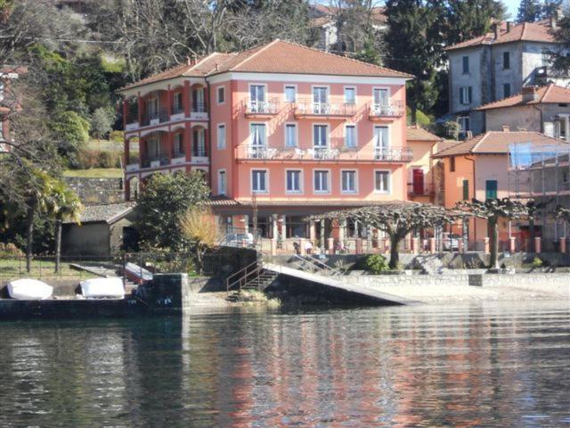 Albergo Riva Reno Di Leggiuno Exterior photo