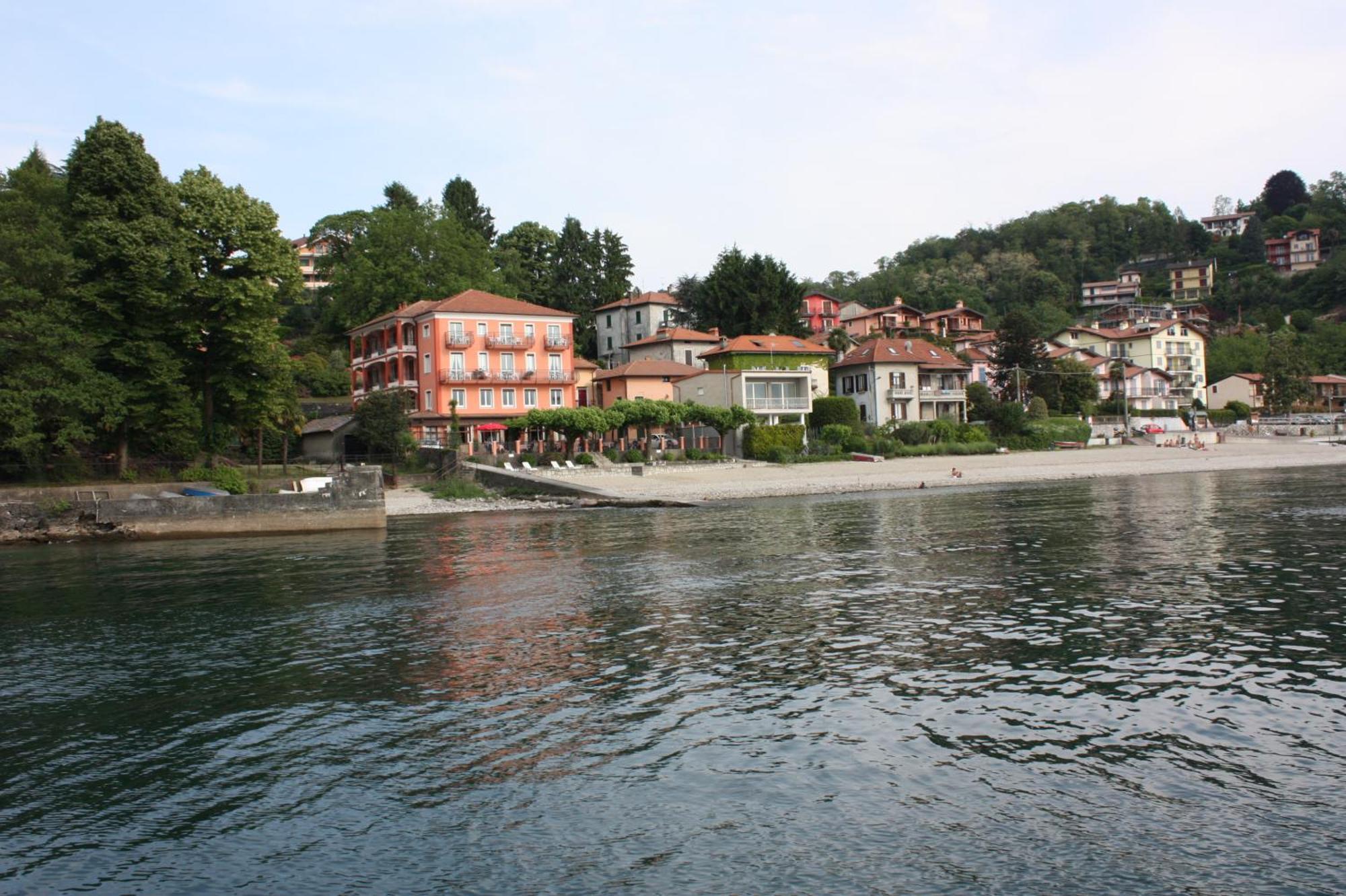 Albergo Riva Reno Di Leggiuno Exterior photo