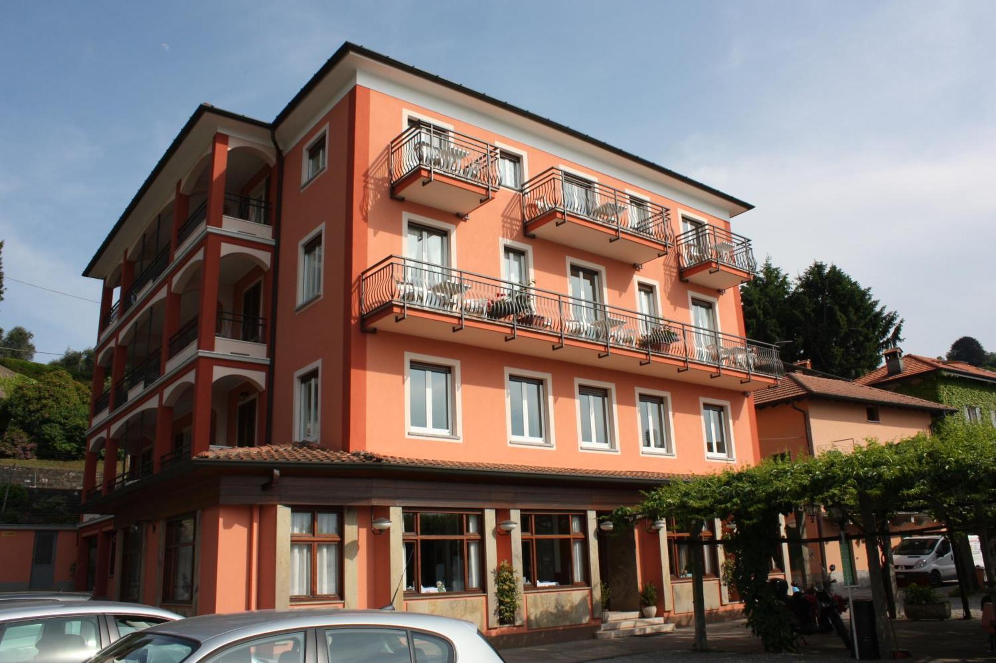 Albergo Riva Reno Di Leggiuno Exterior photo