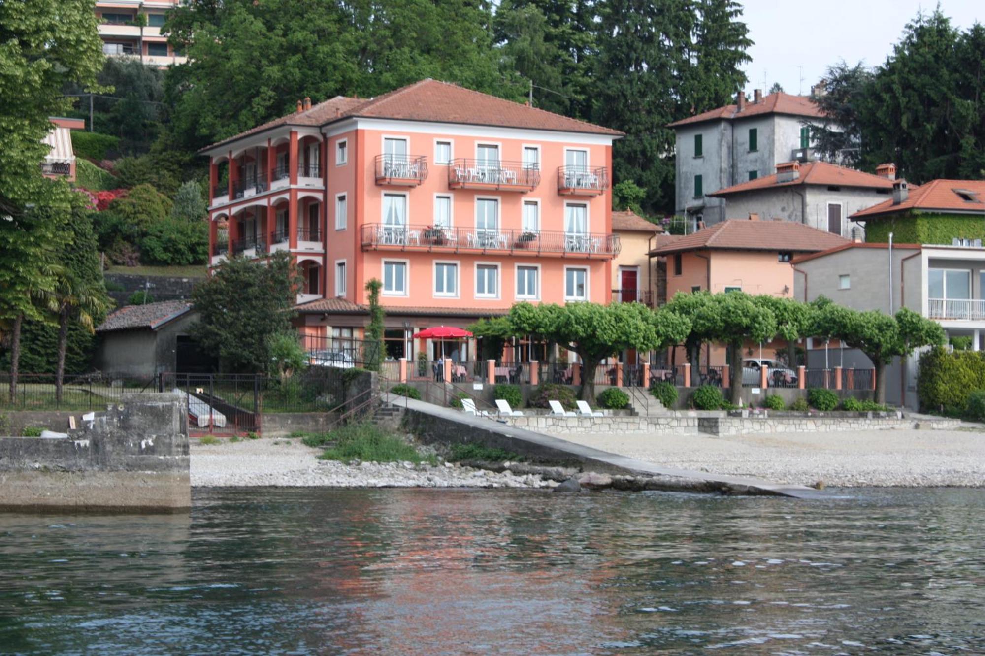 Albergo Riva Reno Di Leggiuno Exterior photo