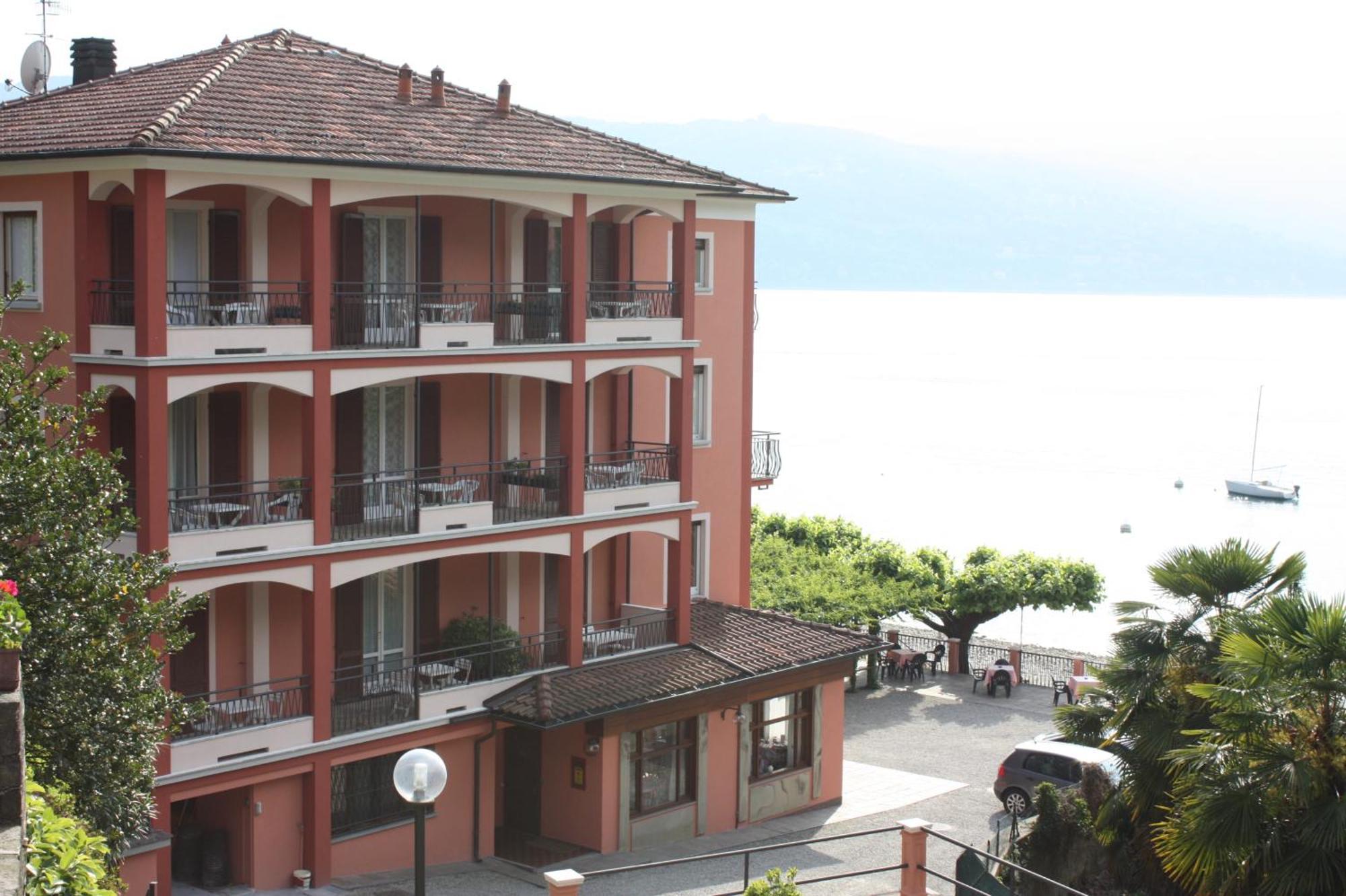 Albergo Riva Reno Di Leggiuno Exterior photo