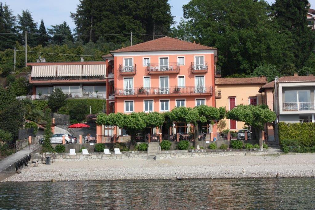 Albergo Riva Reno Di Leggiuno Exterior photo