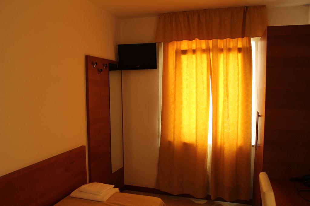 Albergo Riva Reno Di Leggiuno Room photo